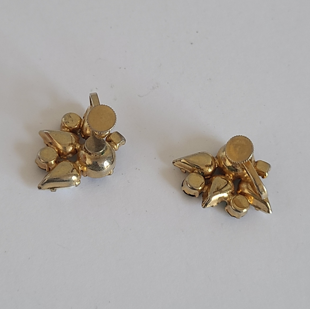 Vintage Mid Century Mod Gold Emerald Green Rhinestone Flower Clip On Earrings - Picture 6 of 8